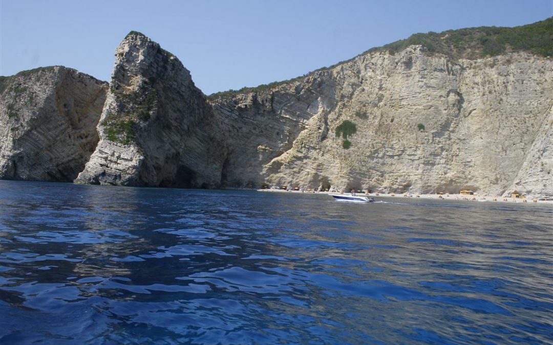 Insula Corfu – Paleokastritsa vazuta de pe mare