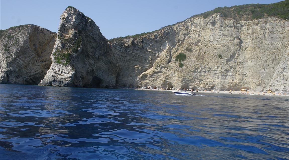 Insula Corfu – Paleokastritsa vazuta de pe mare